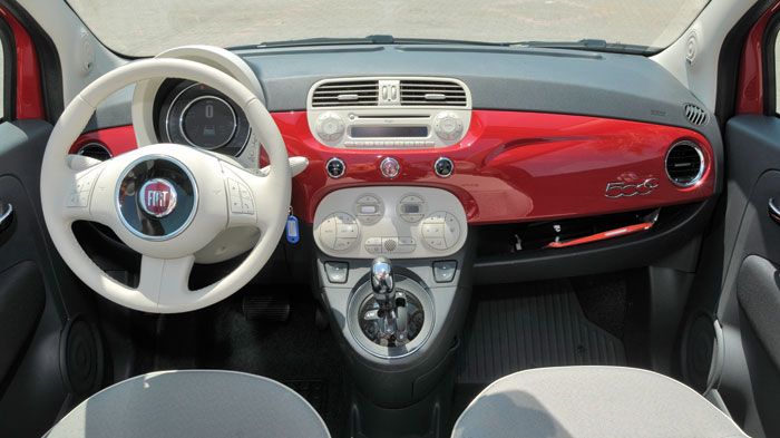 Το μοναδικό στιλ του εσωτερικού παραμένει, με τη μεγαλύτερη αλλαγή να έχει να κάνει με τον νέο ψηφιακό πίνακα οργάνων.